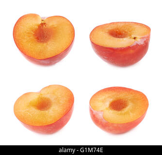 Schneiden Sie offene Pflaume Hälfte isoliert Stockfoto