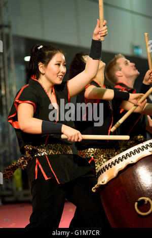 auf der Messe Festival des Ostens in Bologna, das Schauspiel der Masa Daiko Gruppe, Spieler der alten japanischen Trommeln Stockfoto