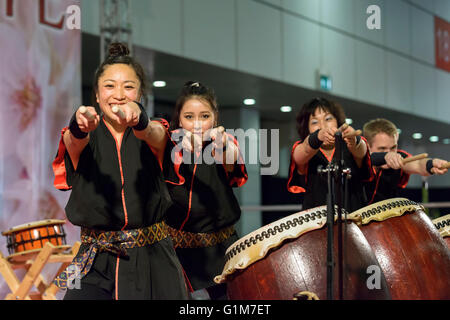 auf der Messe Festival des Ostens in Bologna, das Schauspiel der Masa Daiko Gruppe, Spieler der alten japanischen Trommeln Stockfoto