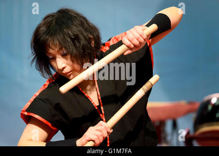 auf der Messe Festival des Ostens in Bologna, das Schauspiel der Masa Daiko Gruppe, Spieler der alten japanischen Trommeln Stockfoto