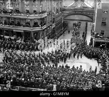 Beerdigung von EDWARD VII: Der Trauerzug von König Edward VII kommt in Windsor, Berkshire, für die Bestattung des Königs. ... BEERDIGUNG VON EDWARD VII: 1910... 21.05.1910... WINDSOR... UK... Bildnachweis sollte lauten: PA/Unique Referenz Nr. 1431356... Der König Sarg wurde auf einer Lafette, gezogen von der Royal Navy Bluejackets durchgeführt. Truppen aus allen Teilen des Reiches säumten die Strecke der Prozession, die in London begann. Stockfoto