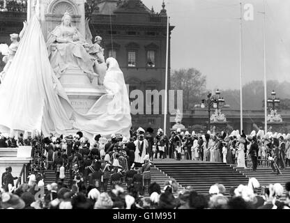 König George V stellt ein Denkmal zu seiner Großmutter, Königin Victoria (1819-1901), Buckingham Palace, London. ... Statuen und Denkmäler von London - das Victoria Memorial... 16.05.1911... LONDON... UK... Bildnachweis sollte lauten: PA/Unique Referenz Nr. 1365328... Stockfoto