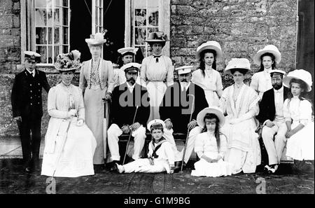 KÖNIGIN ALEXANDRA, KÖNIG EDUARD VII., PRINZ GEORGE, KÖNIGIN MARY, PRINZ VON WALES, PRINZESSIN MARY, DER ZAR UND DIE ZARIN VON RUSSLAND, DIE CZARAVITCH VON RUSSLAND UND DIE RUSSISCHEN GROSSHERZOGINNEN WÄHREND DER COWES WEEK REGATTA. C1910. ... ZAR BESUCHT ENGLAND : 1909 ... 04-08-1909 ... COWES ... GROSSBRITANNIEN ... Bildnachweis sollte lauten: PA/Unique Referenznummer 1140980 ... Stockfoto