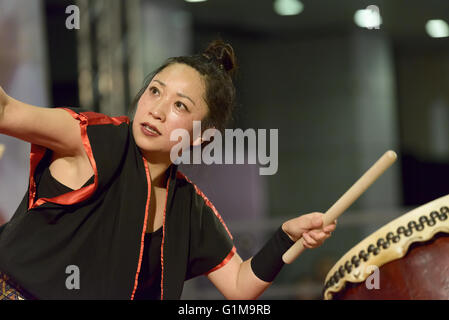 auf der Messe Festival des Ostens in Bologna, das Schauspiel der Masa Daiko Gruppe, Spieler der alten japanischen Trommeln Stockfoto