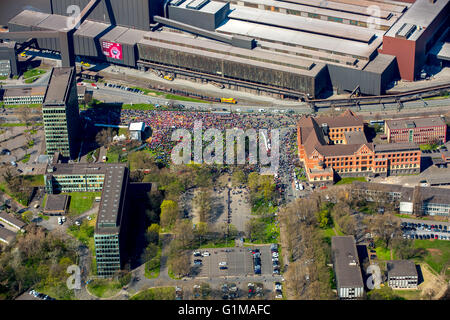 Luftaufnahme, ThyssenKrupp Stahl, Duisburg, mit 16 000 Stahlarbeiter haben heute als Aktion der IG Metall vor Thyssen Stahl Stockfoto