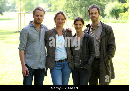 Schauspieler Stefan Konarske, Anna Schudt, Aylin Tezel und Joerg Hartmann (l-R) stellen bei einem Fototermin am Set. Stockfoto