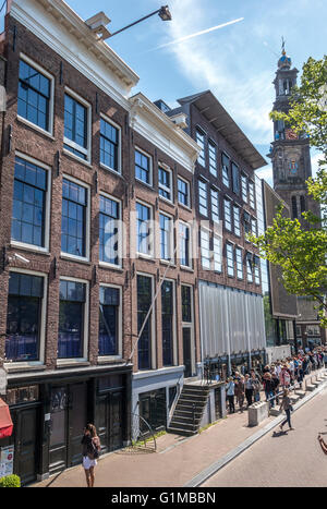 Anne-Frank-Haus und Anne Frank Museum und Eingang mit Touristen in Linien. Amsterdamer Prinsengracht Kanal im Frühjahr. Stockfoto