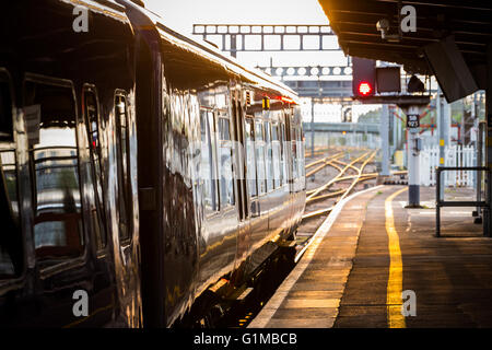 Ein First Great Western Zug warten an einer roten Ampel in Didcot Parkway Station. Stockfoto