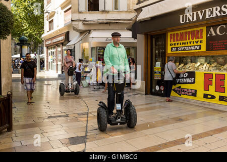 Ein Mann und eine Frau mit Segway PT, Avignon, Vaucluse, Provence-Alpes-Côte d ' Azur, Frankreich Stockfoto