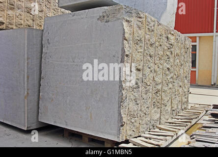 Große indische Granit Steinblöcke gestapelt für Schleifen und Polieren in Bodenbelag Platten im Hochbau verwendet Stockfoto