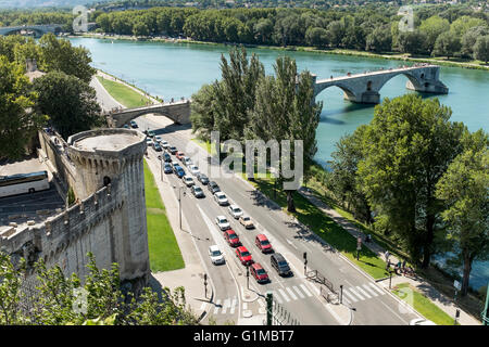 Blick über den Fluss Rhône und dem Pont d ' Avignon, Vaucluse, Provence-Alpes-Cote d ' Azur, Frankreich Stockfoto