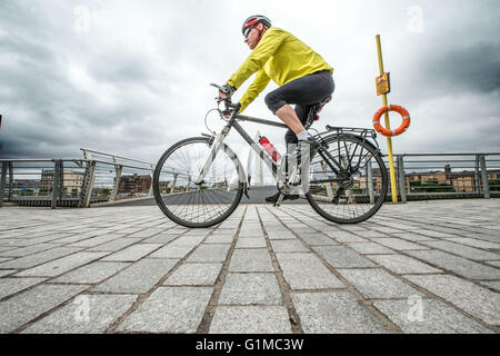 Radfahrer mit Radwegen Stockfoto