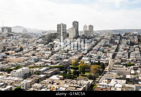 San Fransisco, Kalifornien Stadtbild nach Westen am Russian Hill über Washington Square Park an einem sonnigen Tag. Stockfoto