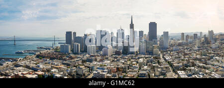 San Fransisco, Kalifornien Panorama Stadtansicht, Blick nach Süden am SoMa, The Fairmont-Gebäude und der Bay Bridge an einem sonnigen Tag. Stockfoto