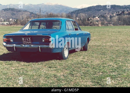 Oldtimer auf Feld geparkt Stockfoto