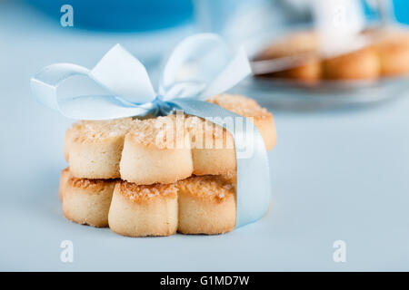 Cookies mit blauem Band auf blauem Hintergrund Stockfoto