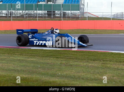 Mike Cantillon 1980, Tyrrell 010 historische Formel 1 Auto, während der Silverstone Classic Media Test Tag 2016 fahren. Stockfoto