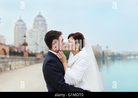 Sanfte Umarmung Braut und Bräutigam Stockfoto