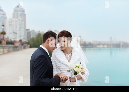 Sanfte Umarmung Braut und Bräutigam Stockfoto