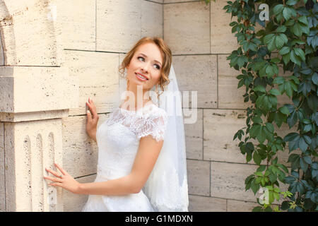 Stilvolle Braut in einem teuren Kleid Stockfoto