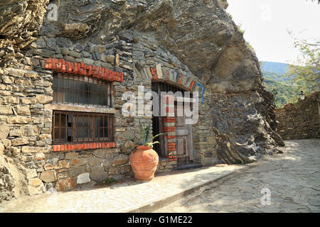 Ein Haus aus Stein in eine Felswand gebaut, Monterosso al Mare, Cinque Terre, Ligurien, Italien Stockfoto