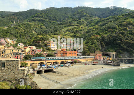 Zug aus dem Tunnel kommen, Monterosso al Mare, Cinque Terre, Ligurien, Italien Stockfoto