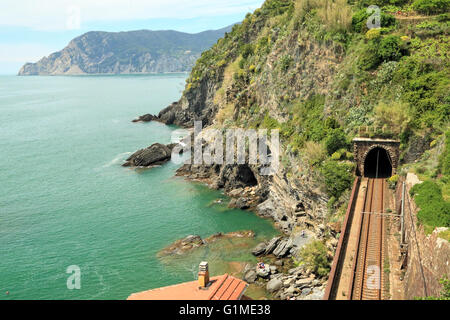 Eisenbahntunnel in Vernazza, Cinque Terre, Italien Stockfoto