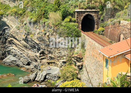 Eisenbahntunnel in Vernazza, Cinque Terre, Italien Stockfoto