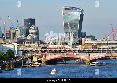 Das Walkie Talkie Turm und Themse, London UK von Waterloo Bridge Stockfoto