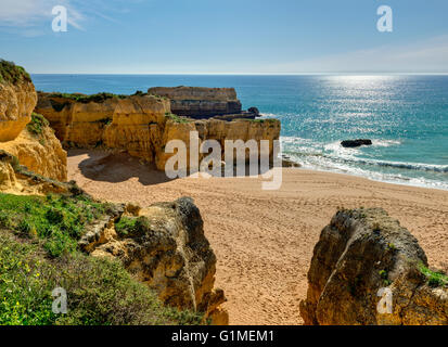 Felsformationen am Praia Castelo Beach in der Nähe von Albufeira, Algarve, Portugal Stockfoto