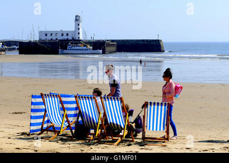 SCARBOROUGH, YORKSHIRE, VEREINIGTES KÖNIGREICH. 9. MAI 2016. Urlauber genießen die Sonne auf den Südstrand in Scarborough in Yorkshire, Großbritannien Stockfoto