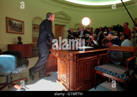 US-Präsident George W. Bush, hinter der resolute Desk richtet Reporter nach seinem Telefonat mit New York Gouverneur George Pataki und New Yorker Bürgermeister Rudolph Giuliani im Oval Office des weißen Hauses 13. September 2001 in Washington, DC. Stockfoto