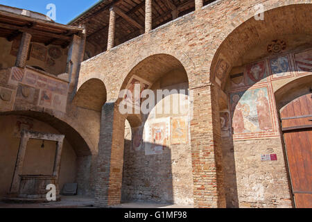 Hof (14. Jahrhundert), Palazzo del Popolo, Stadtmuseum, Fresken von Sodema Fresken San Gimignano, Toskana, Italien Stockfoto