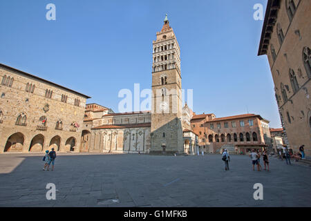 Pistoia-Platz auf den Glockenturm der Kathedrale San Zeno, auf der Piazza Duomo Stockfoto