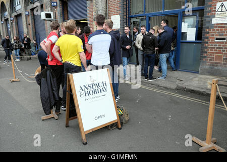 Menschen außerhalb der Brauerei und tippen Sie & ' Anspach Hobday ' Anmelden Druide Ropewalk Bermondsey Street London UK KATHY DEWITT Stockfoto