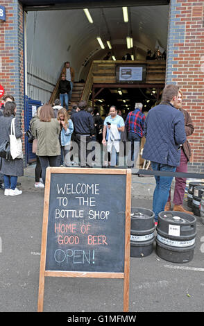 Menschen außerhalb Handwerk Bier outlet" die Flasche Shop" in Druid Street in der Nähe von maltby Ropewalk Bermondsey Street Market, London UK KATHY DEWITT Stockfoto