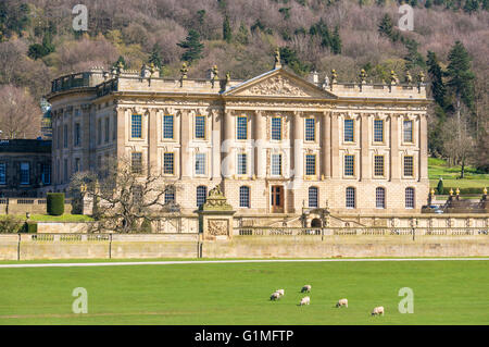 Chatsworth House Derbyshire Fassade der Derbyshire Statue des Herzogs und der Herzogin von Devonshire, Derbyshire, England, Großbritannien, GB, Europa Stockfoto