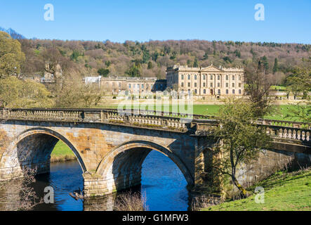 Frühling in Chatsworth House Fassade Park und Gärten mit Fluss Derwent Derbyshire Dales, England, UK, GB, EU, Europa Stockfoto