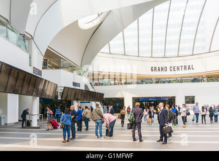 Menschen warten auf Züge zentralen Atrium des Birmingham new Street station Birmingham West Midlands England GB UK EU Europa Stockfoto