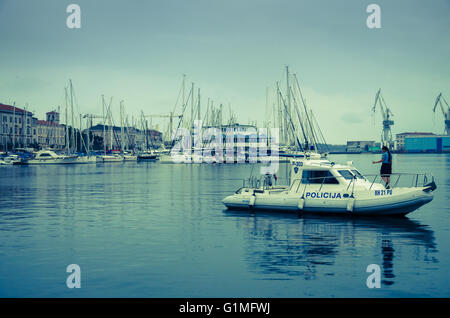 Boot und Segelboote im Hafen Stockfoto