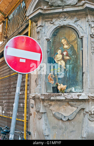 Madonna & Kind religiöse Straßenecke Symbol mit kein Eintrag Straßenschild Florenz Italien Stockfoto