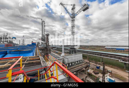 Chemische Fabrik zur Herstellung von Ammoniak und Stickstoff-Düngung auf Tageszeit. Riesigen Kran im Werk Stockfoto