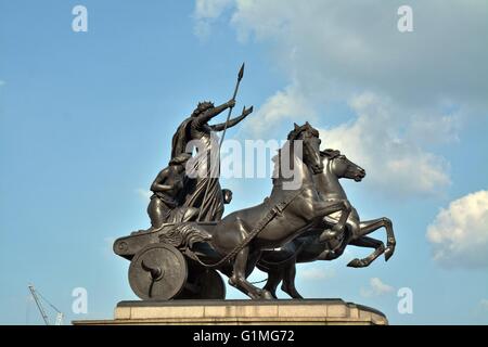 Boadicea und ihrer Töchter ist eine bronzene Statuengruppe in London, Westminster Bridge, in der Nähe von Portcullis House und Westminster. Stockfoto