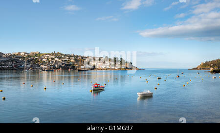 Boote in der Mündung auf Fowey auf der südlichen Küste von Cornwall, Blick auf das Polruan am gegenüberliegenden Ufer Stockfoto