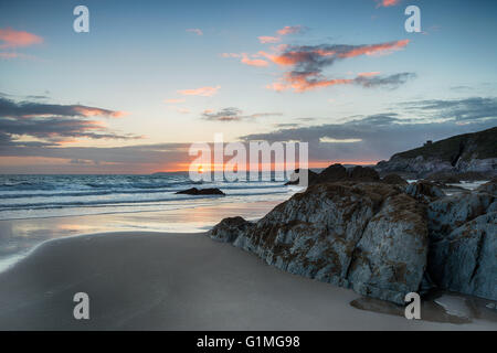 Sonnenuntergang über den Strand von Freathy, Teil von Whitsand Bay an der südlichen Küste von Cornwall Stockfoto