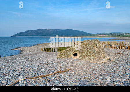 Die Überreste einer alten WWII Bunker am Strand von Porlock Weir an der Somerset Küste Stockfoto