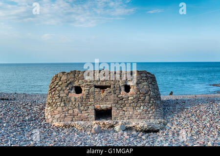 Die Ruinen einer alten 2. Weltkrieg Bunker am Strand von Porlock Weir an der Somerset Küste Stockfoto