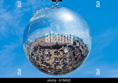 Strand von Brighton spiegelt sich in einer Spiegelkugel hängen in einem der Cafés direkt am Strand. Stockfoto