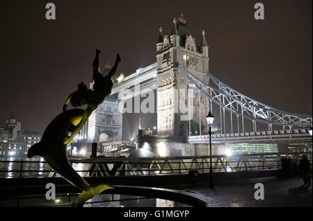 London Tower Bridge bei Nacht (England), Mädchen mit einem Delfin Stockfoto