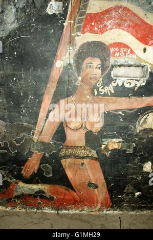 Ghana, Fort Ussher, Fort von Trans Atlantic Slave Sklavenhandel, Accra in Westafrika, alten Gefängnis Teil. Schwarze Frauen-Graffiti Stockfoto